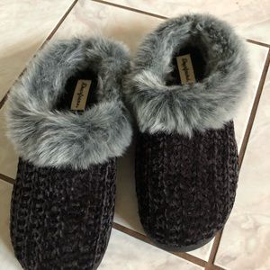 Dearfoam Slipper/clog black with grey fur Size 9-10 barely worn